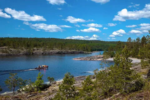 Водная прогулка по Ладожским шхерам на арктической лодке