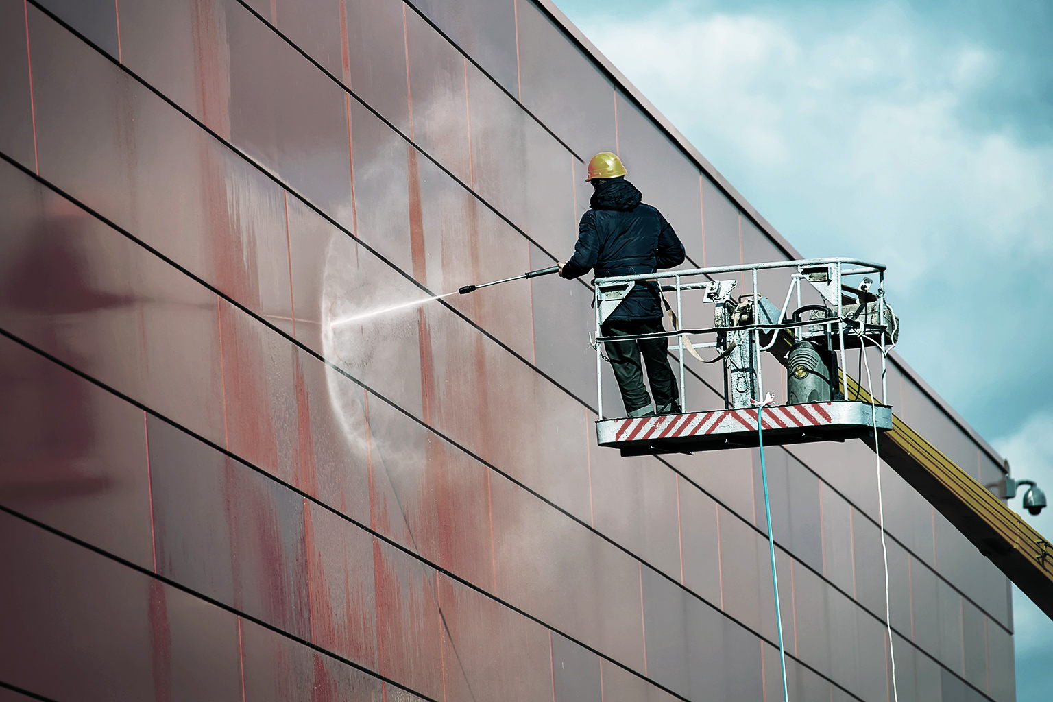 Facade Cleaning in Singapore: Rope Access vs Gondola Cleaning