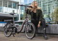 Gazelle Paris C7 elektrische stadsfiets met lage instap, afgebeeld in zijaanzicht op neutrale achtergrond, met Bosch middenmotor, gesloten kettingkast, verende voorvork en zadelpen, MIK-bagagedrager en spatborden – gericht op comfortabel dagelijks gebruik en woon-werkverkeer.