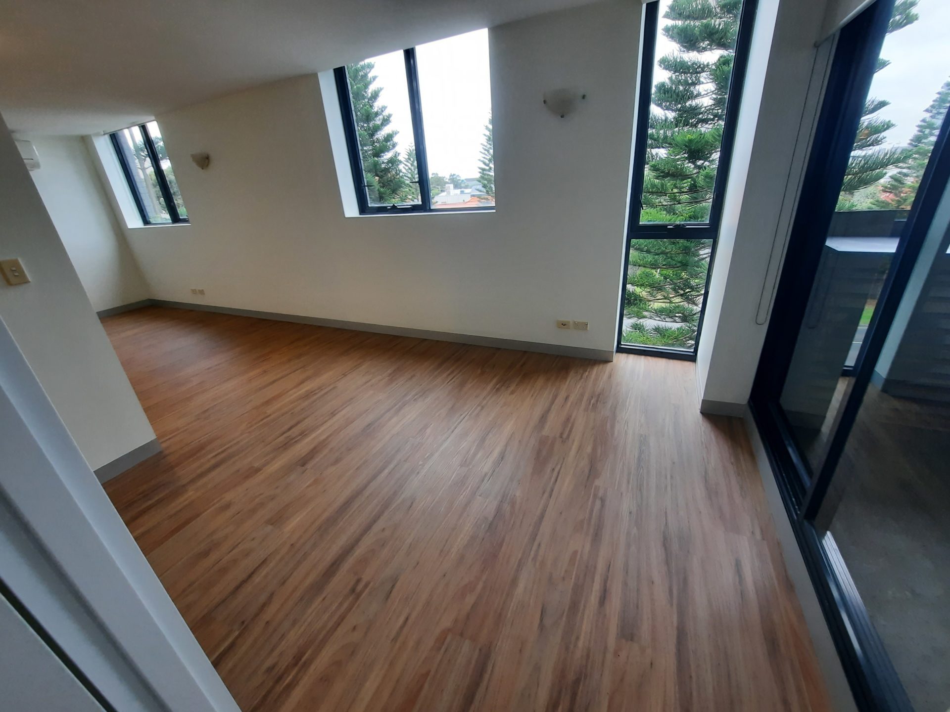 FOR LEASE id-eally Located and NEWLY REFURBISHED with Bay Views and Separate Storage - Image 7