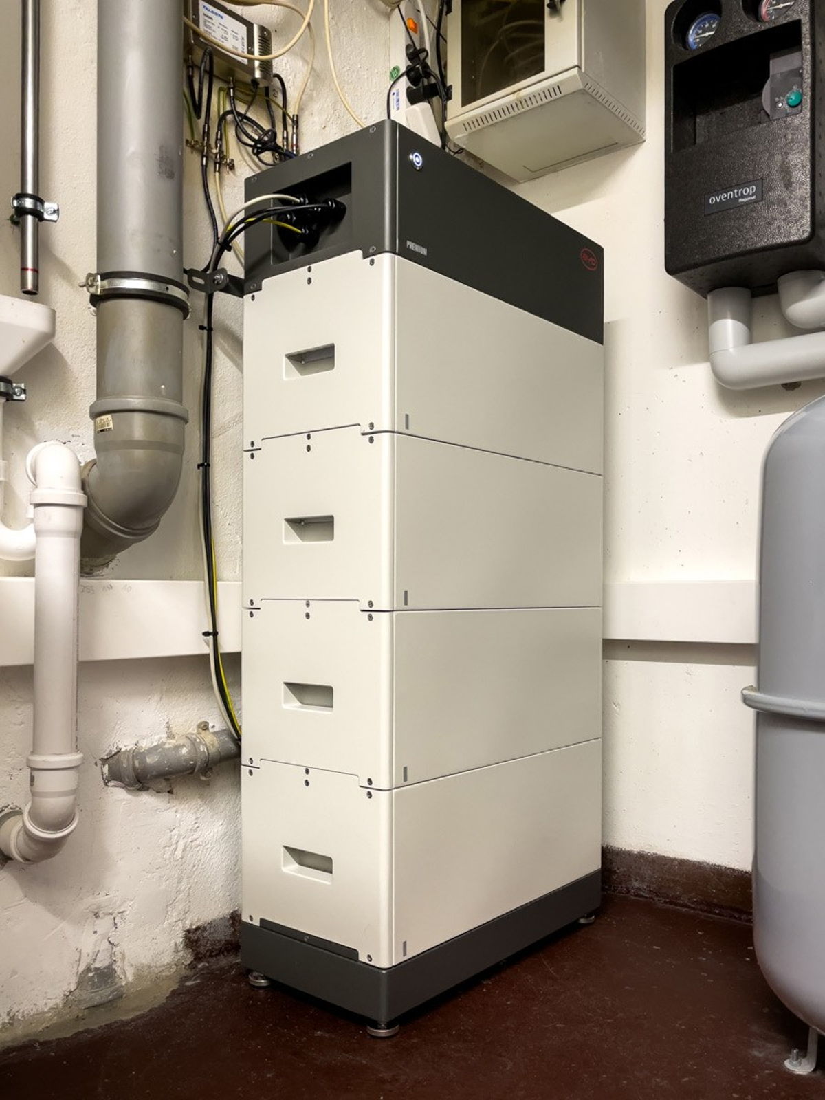 Foto Kundenreferenz EFH Technikraum Batteriespeicher