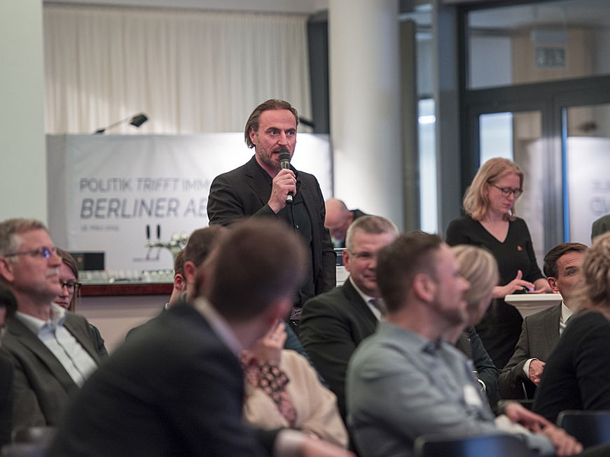  Berlin
- Veranstaltungsgäste diskutierten drängende Herausforderungen für Projektentwickler mit den Podiumsteilnehmern.