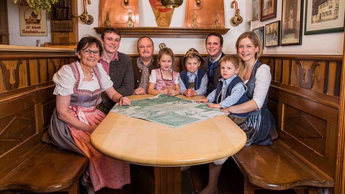 Familie Wirth (v.l.n.r.): Großmutter Monika, Sohn Hanns-Peter, Großvater Benno, Enkel Emelie & Elias, Sohn Hans-Günter und Frau Maria mit Enkel Lukas.