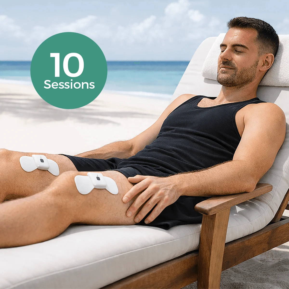 男性が屋外でリラックスしながら、脚にWellueのワイヤレスTENSポッドを使用している。