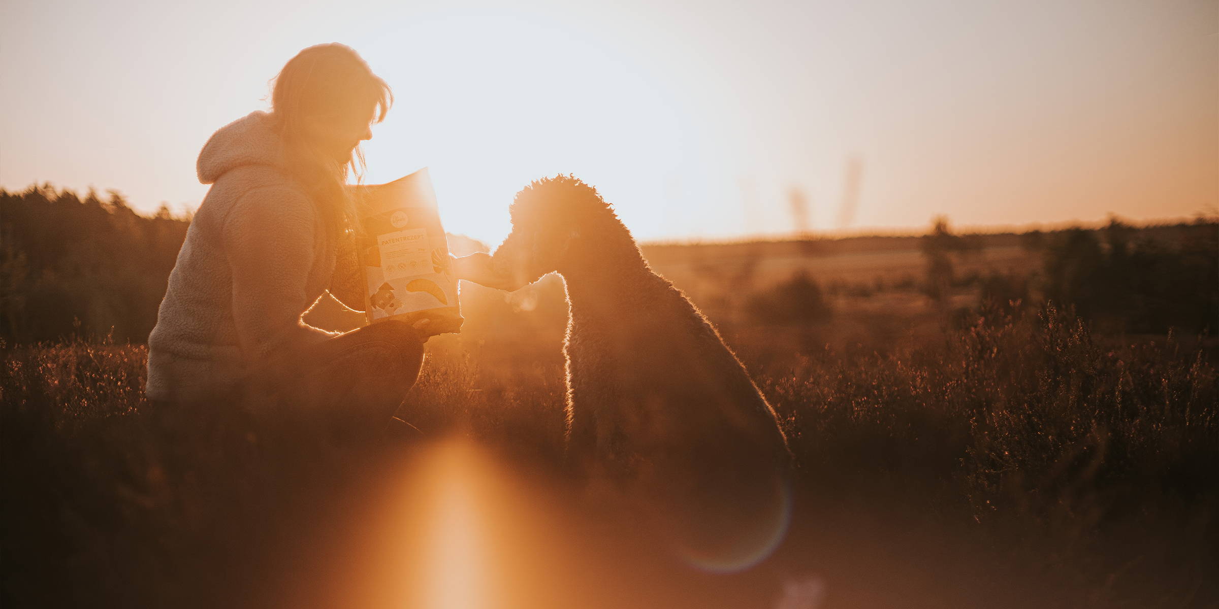 Zwei Hunde fressen Ofrieda Hundefutter