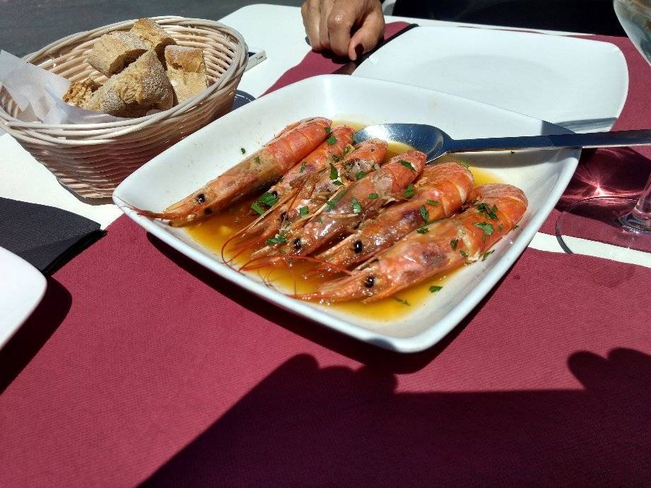 Our team picks Ela's Bar in praia da Aguda as a place to eat seafood and fish in Porto.