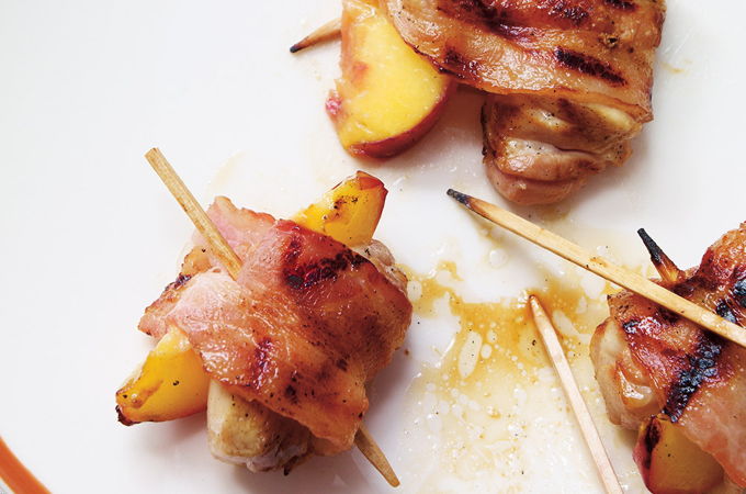 Bouchées de poulet, pêches et bacon