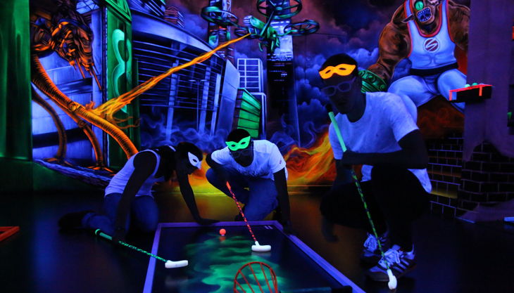 bester geburtstagde schwarzlichthelden mainz bahn logo bunt dudes knien bahn