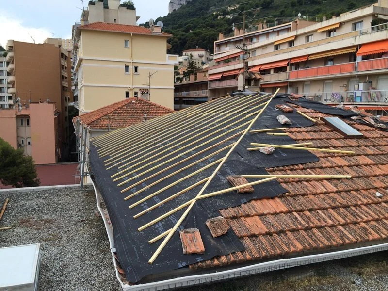 Rénovation de toiture à Beausoleil en tuiles de Marseille — photo 2 sur 9 — CEG TOITURE
