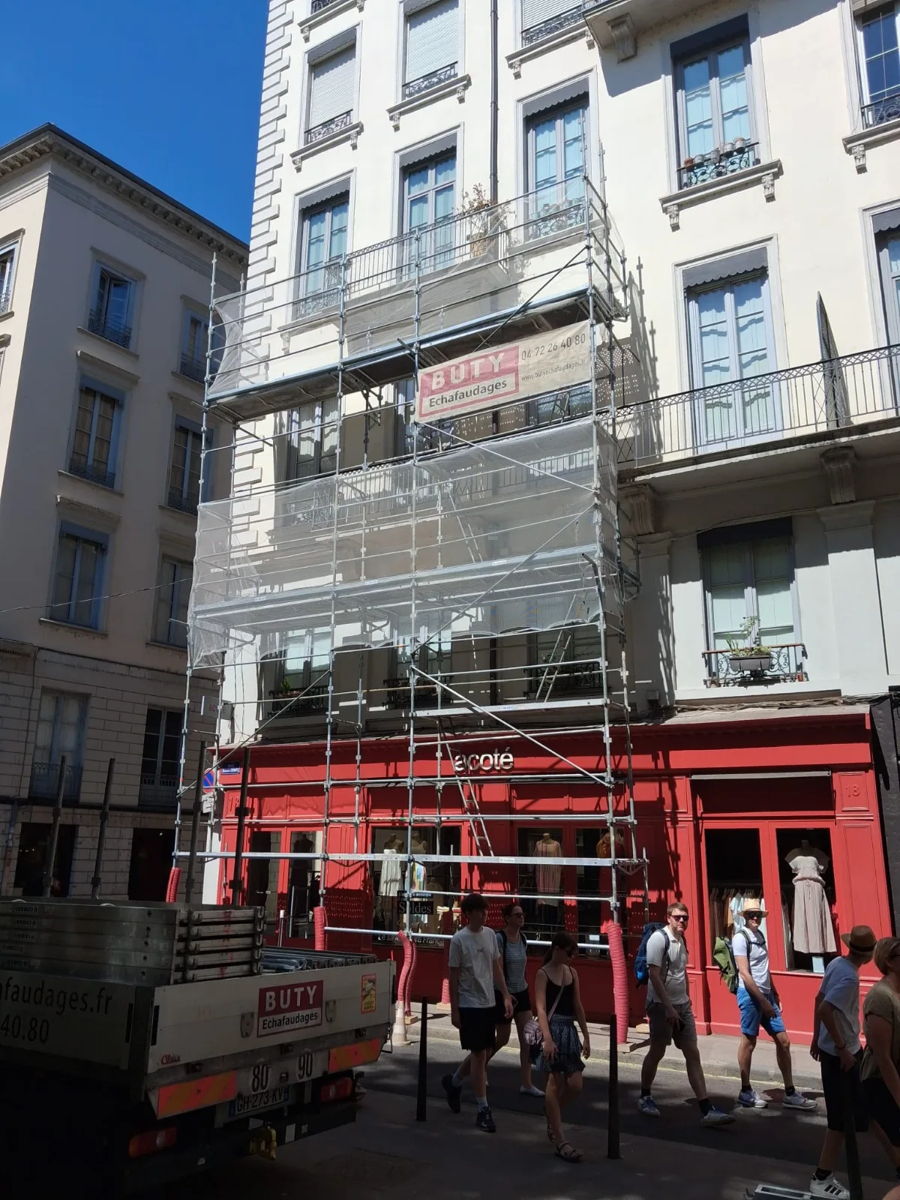 Échafaudage sur un immeuble de ville — photo 2