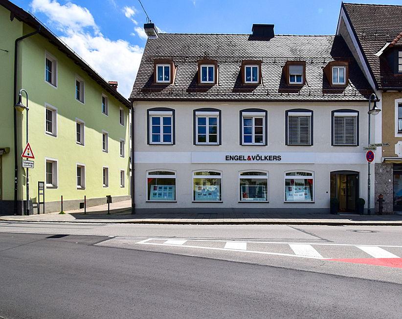  Füssen im Allgäu
- Sie finden unser Immobilienmakler-Büro an der Luitpoldstraße 5 in Füssen im Allgäu.