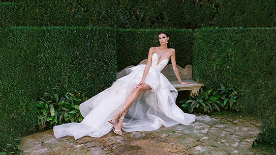 Photo d'un mannequin portant la robe de mariée de Monique Lhuillier.