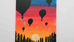 heißluftballon im sonnenaufgang