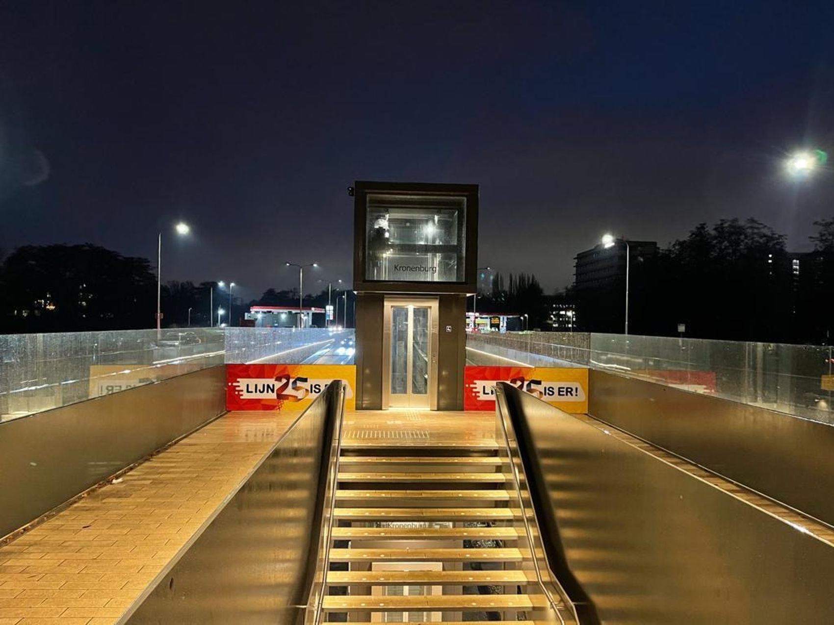 Alle haltes zijn voorzien van een feestelijk tintje! En wie weet tref je vandaag tussen 11.00 en 18.30 uur iemand van ons #lijn25iser! team met een kleine attentie. Alle haltes zijn voorzien van een feestelijk tintje! En wie weet tref je vandaag tussen 11.00 en 18.30 uur iemand van ons #lijn25iser! team met een kleine attentie.