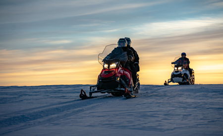 Opplev det arktiske lyset med snøscooter - 2 personer
