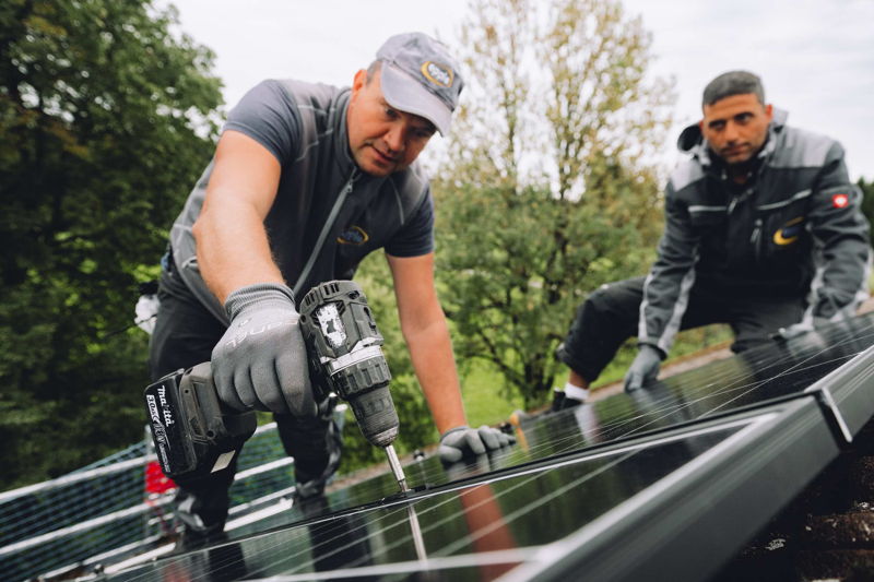 Arbeiten auf der Baustelle: Installation von Solaranlagen im Allgäu durch Epple Mitarbeiter