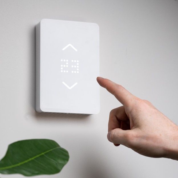 Contrôle manuel du thermostat intelligent Mysa pour plinthes électriques sur la façade 