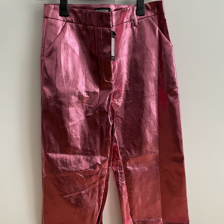Joli pantalon matière métallique rose 