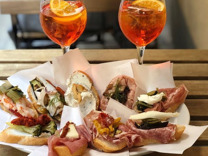 Food & Wine Tours Venice: Rialto Tour and Cichetti Cooking Class in a venetian home