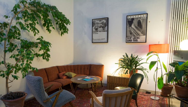 sweetsixteen kino sitzecke im foyer