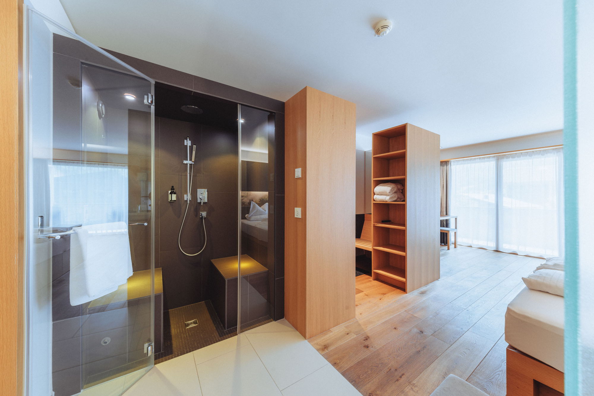 Moderne Dusche im offenen Badezimmer des Superior Doppelzimmers