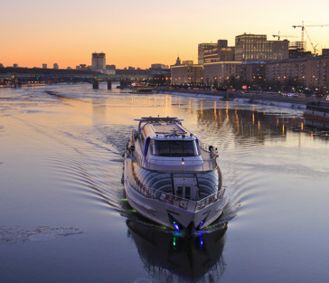 Обзорный круиз по Москве-реке на борту яхты-ресторана