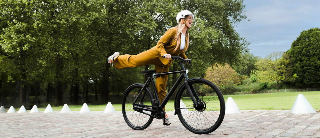 Femme sur son speed bike : un vélo électrique très rapide.