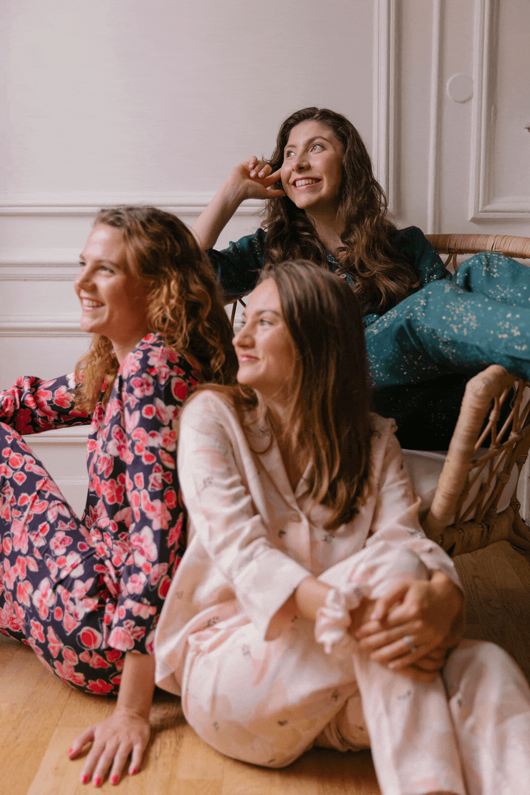 Nêge Paris – Pyjamas chemise pantalon de la première collection automne-hiver dans des coloris verts, bleus et rouges et roses poudrés 