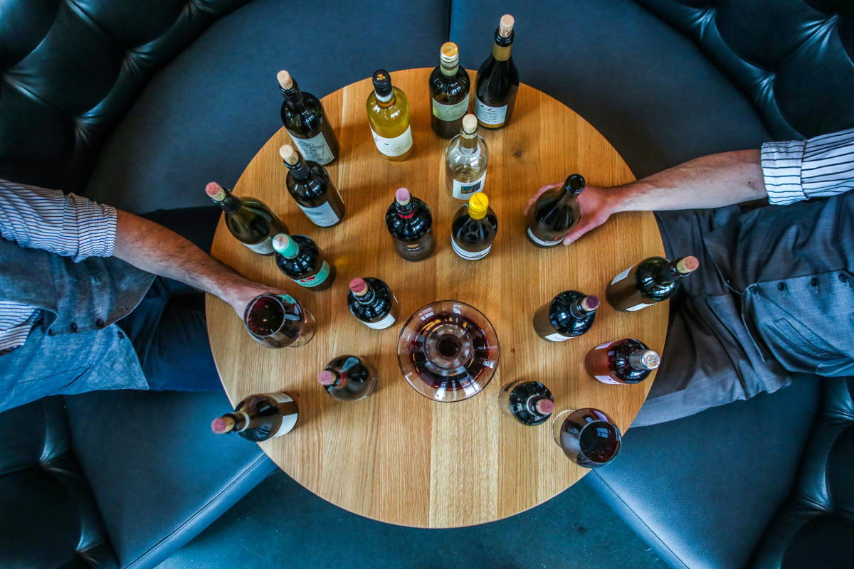 Bouteilles disposées sur une table pour une dégustation horizontale