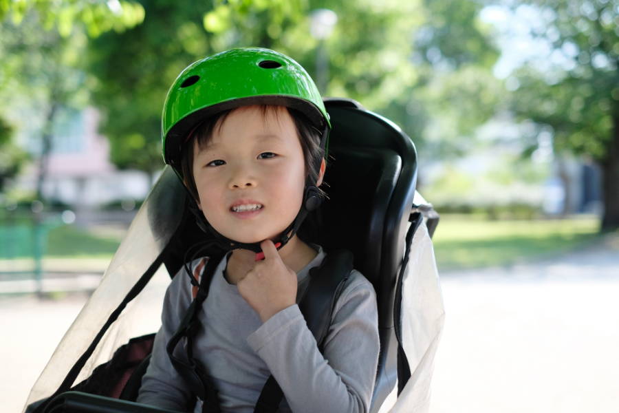 ヘルメットを着用した子ども