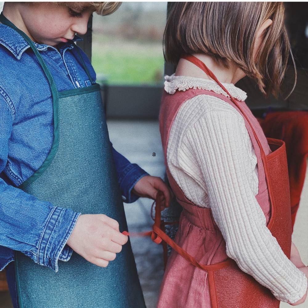 Un petit garçon utilise des couverts enfant pour dresser le couvert