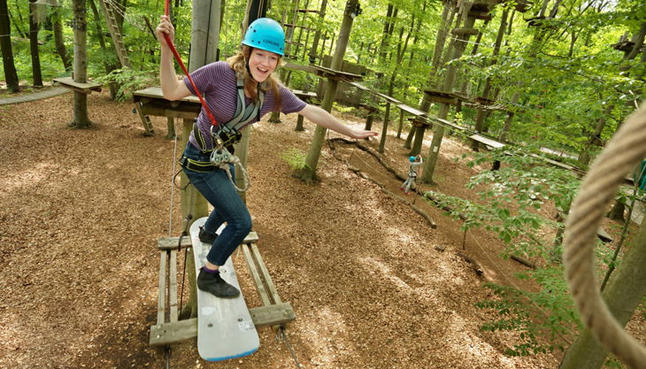 abenteuerpark potsdam durch die bäume surfen