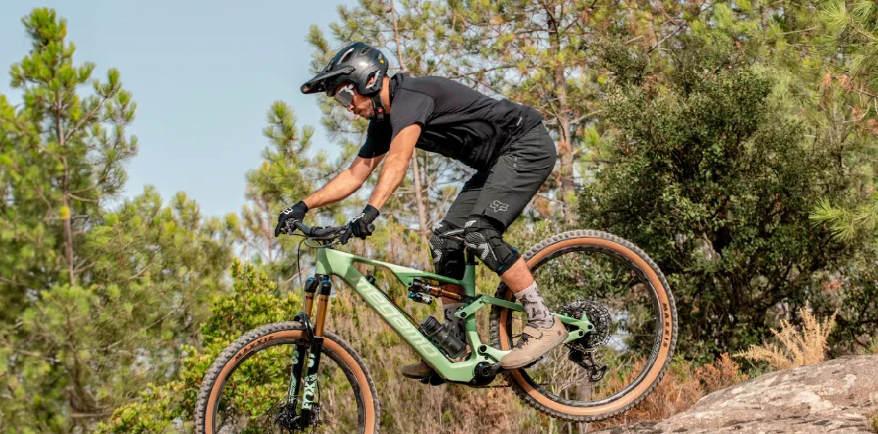 hombre rodando en e-MTB bici de montaña Megamo