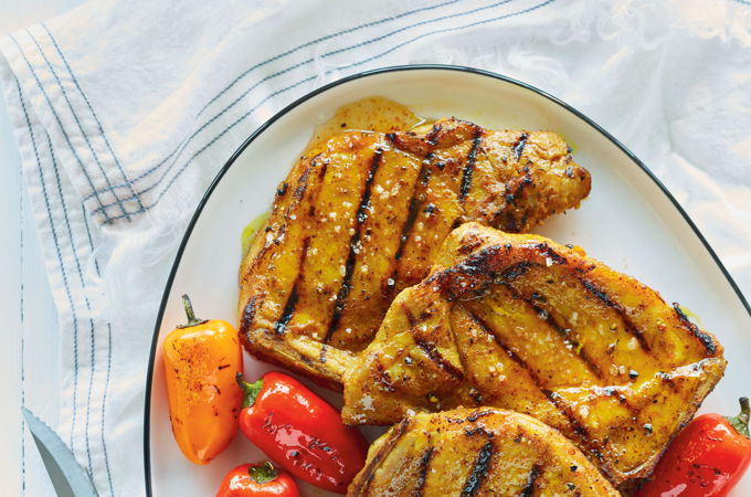 Côtelettes de porc grillées au curcuma et au miel