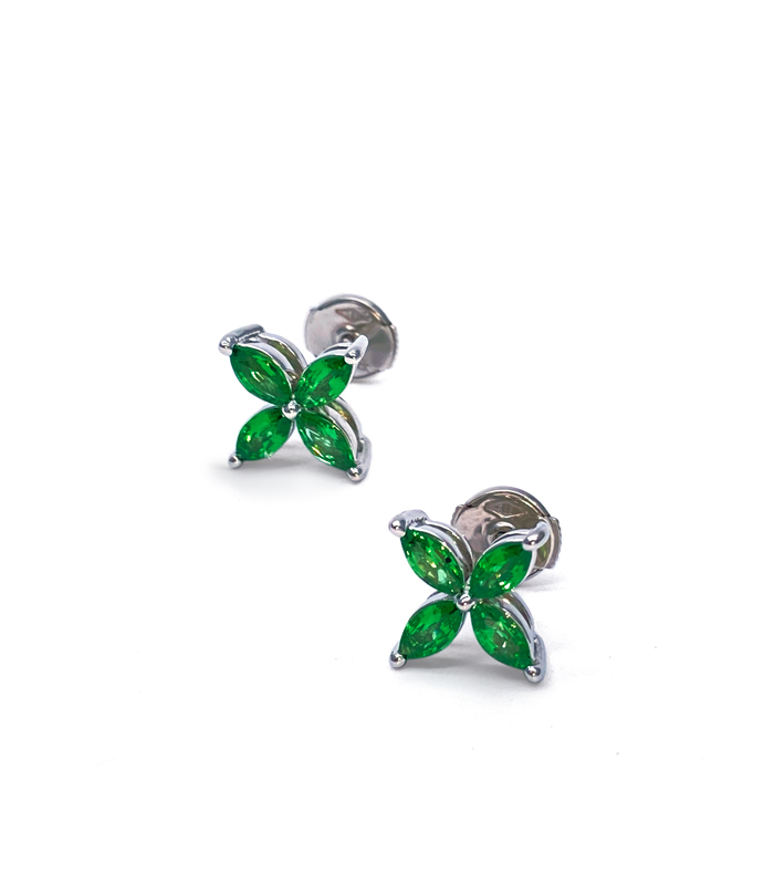 Boucles d'oreilles en or blanc à quatre pétales avec des grenats Tsavorite en sertis clos