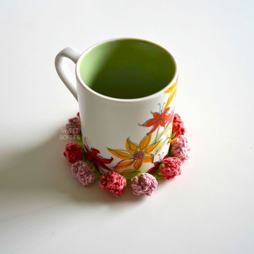 Rose Bouquet Coaster met TWEE bloemvariaties! · Snelle en gemakkelijke haakinstructie