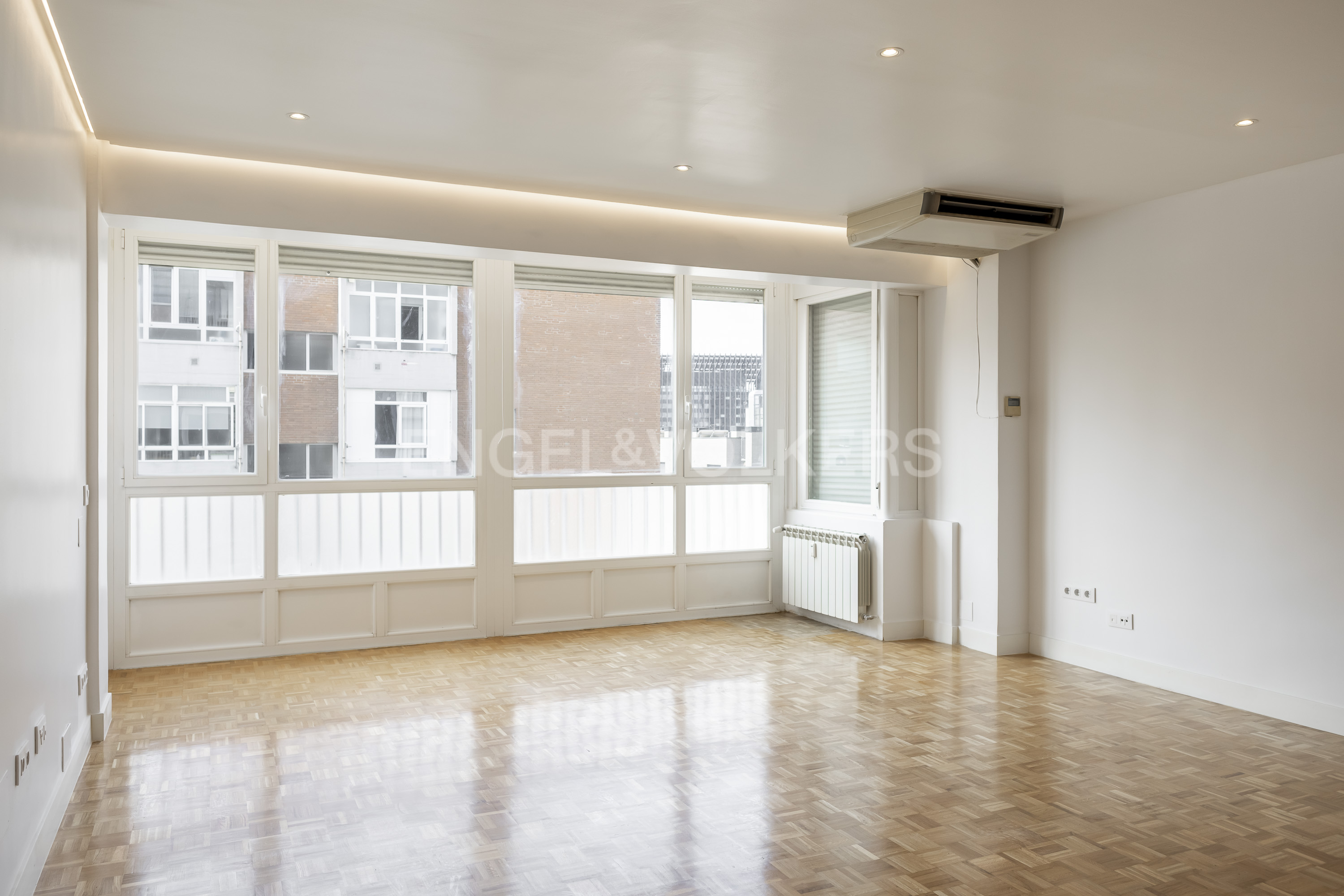 Discover Elegant Urban Living in Madrid: Spacious 3-Bedroom Apartment with Terrace, Private Garden and Prestigious Salamanca–Chamartín Address - Image 2