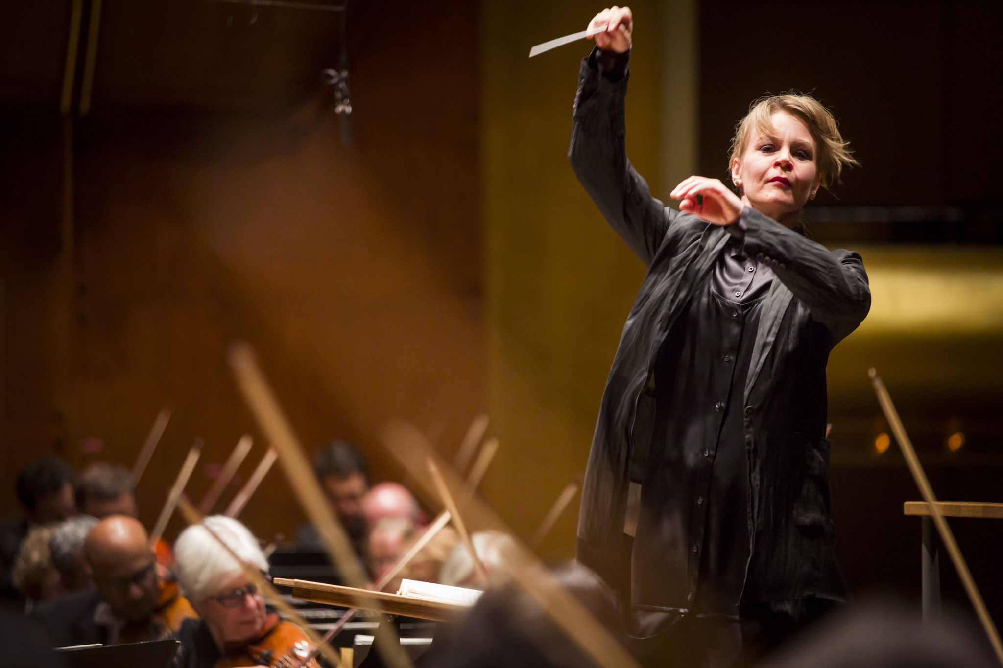 Вокально симфонические. Женщина оркестр. Финская дирижер. Концертный Жанр фото.