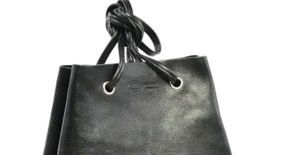 黒の巾着ショルダーバッグ。持ち手は結ばれている。