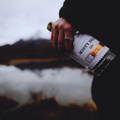 Homme tenant dans la main une bouteille de Gin Misty Isle de la distillerie Isle of Skye Distillers sur l'île de Skye dans les Hébrides intérieures d'Ecosse