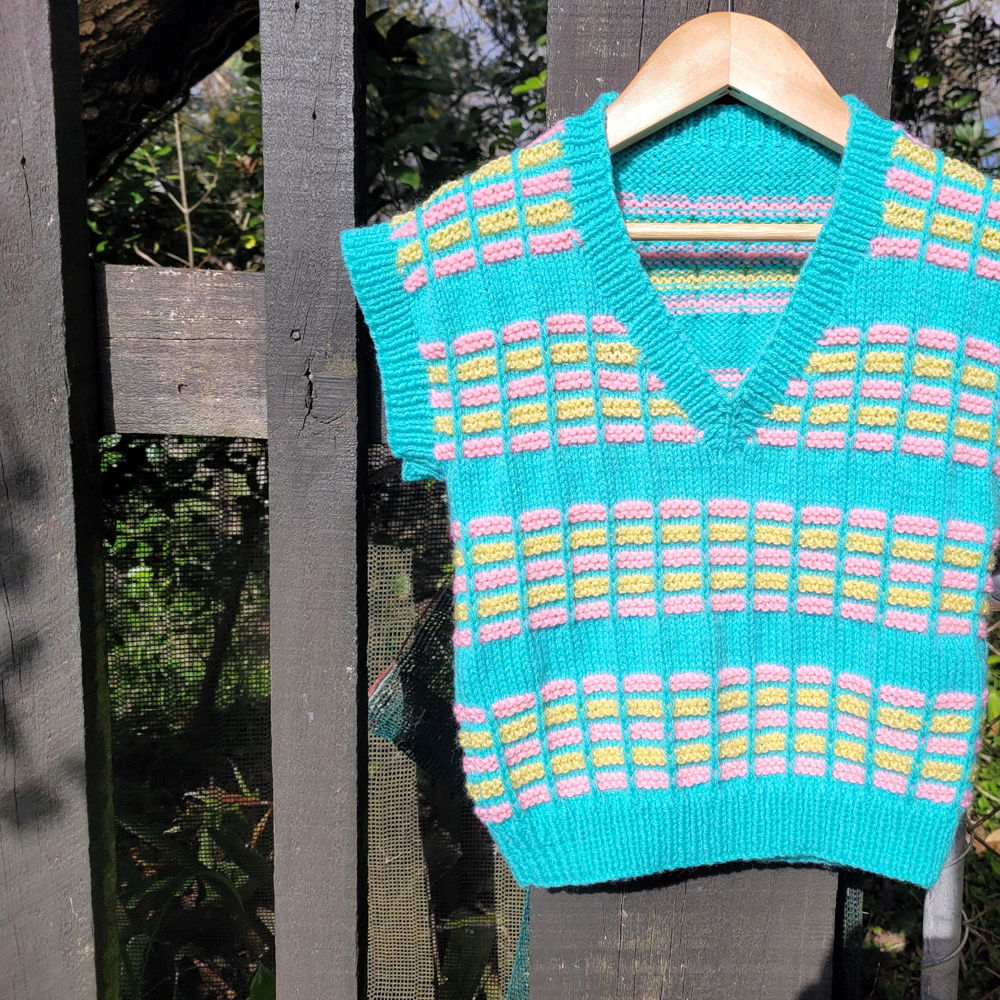 V-hals vest voor kinderen met strepen met afgehaalde steken met behulp van een 8-draads patroon