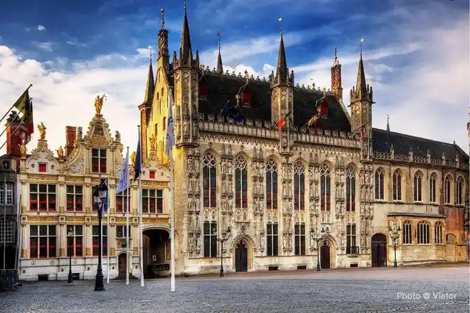 Private Bruges Historical Walking Tour with Canal Cruise