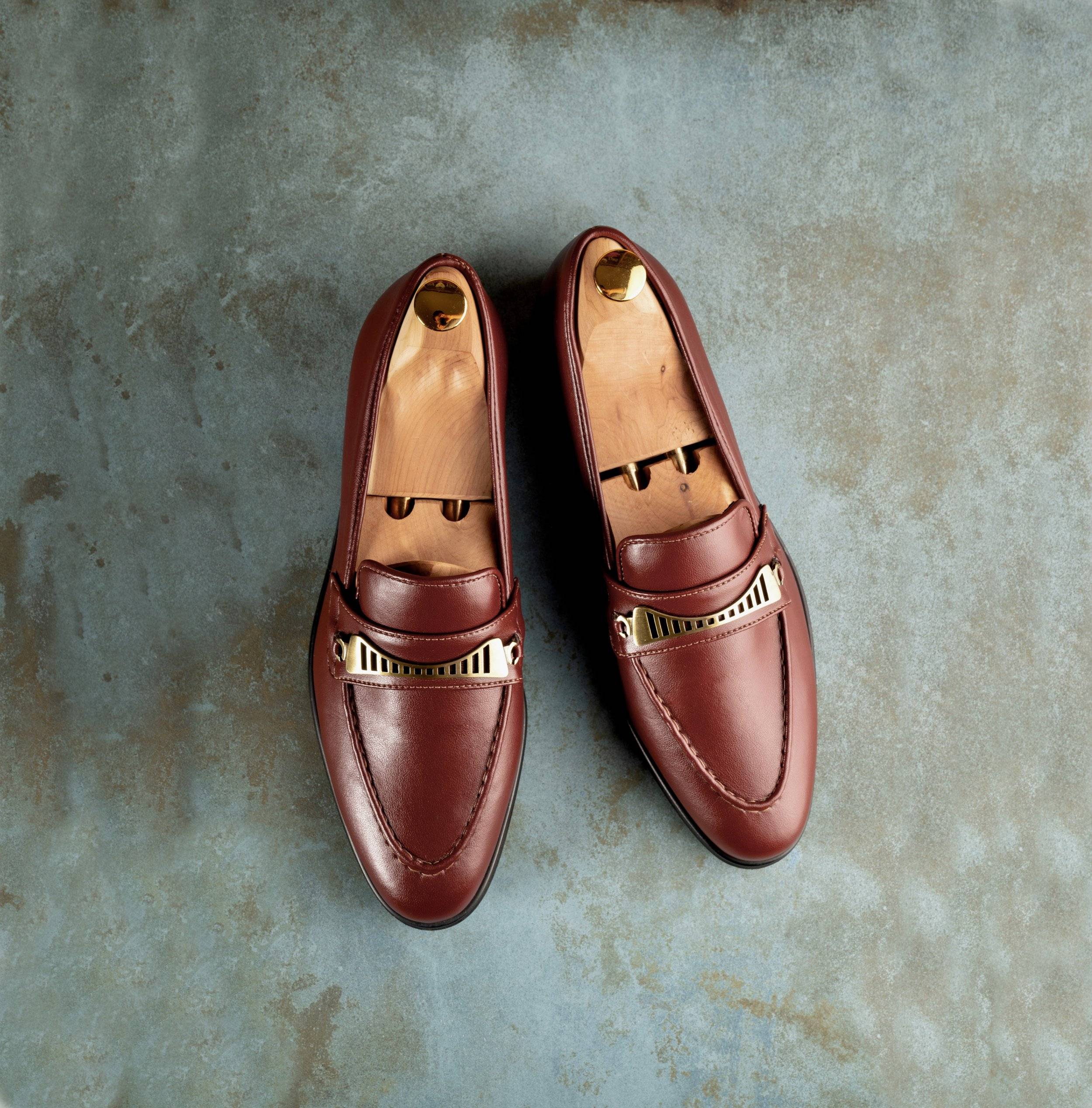 Ross Oliver is a sustainable brand that produces men loafers made of cactus leather