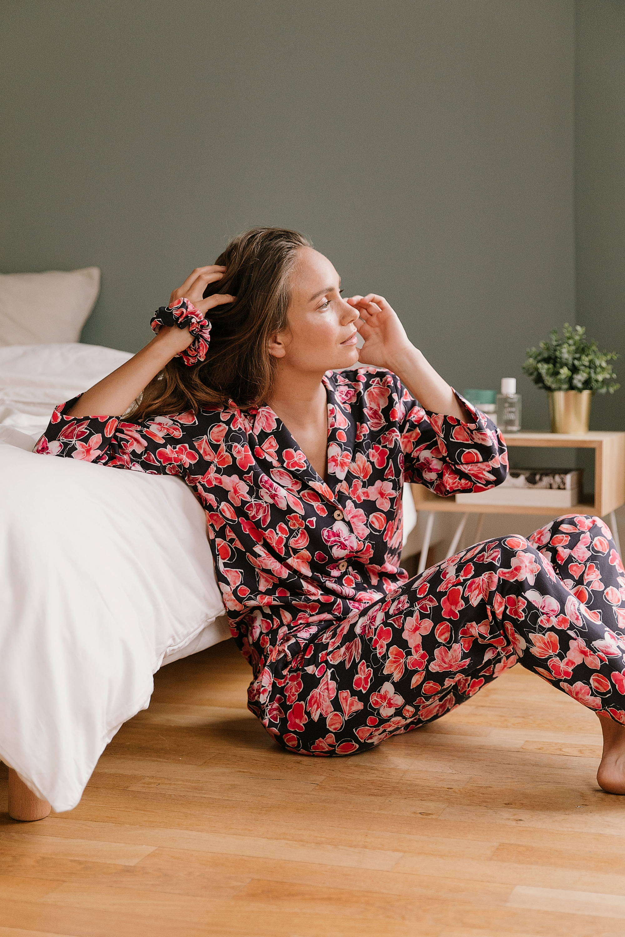 Nêge Paris - Pyjama Encore un Soir chemise pantalon avec un fond bleu nuit orné de détails floraux et fruités dans des coloris roses et rouges
