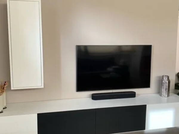 TV-meubel met hoge zijkast op maat, klantproject Houtenmeubelshop