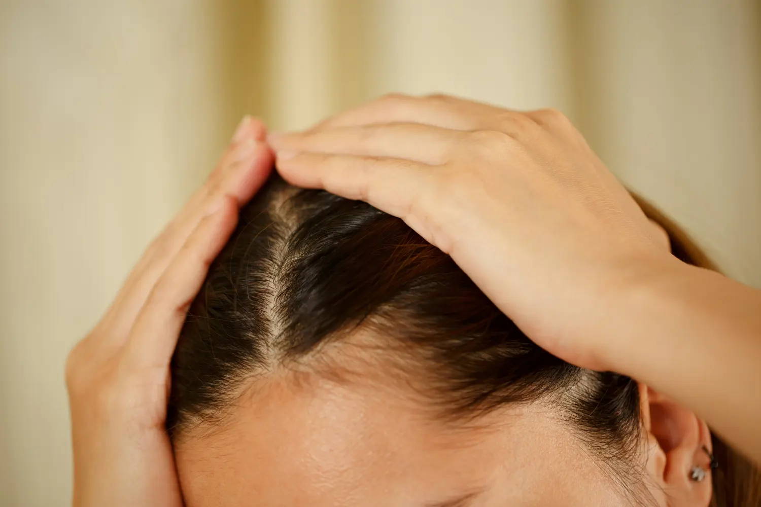Cheveux gras : comment espacer les shampoings 