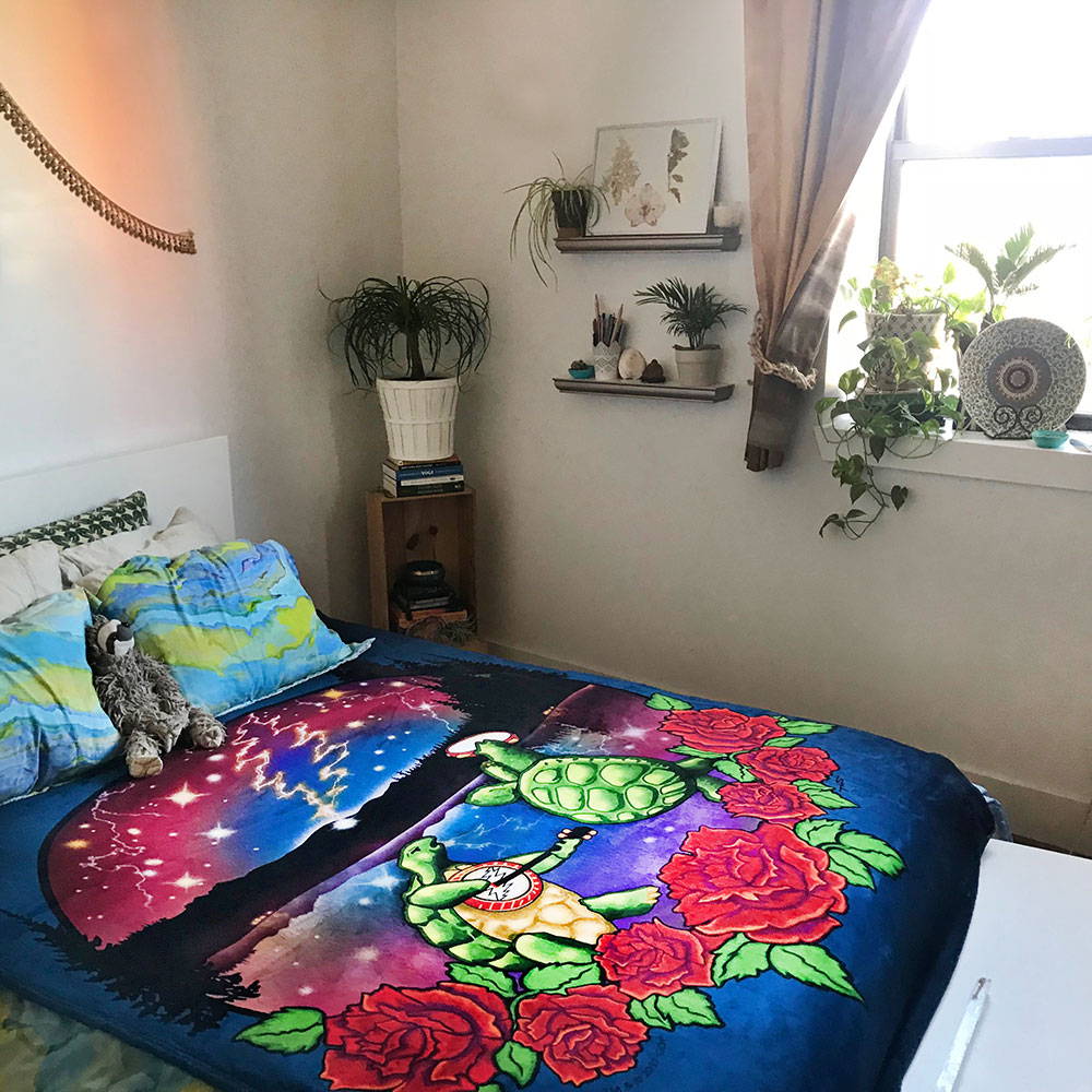 Bedroom with Terrapin Lake blanket