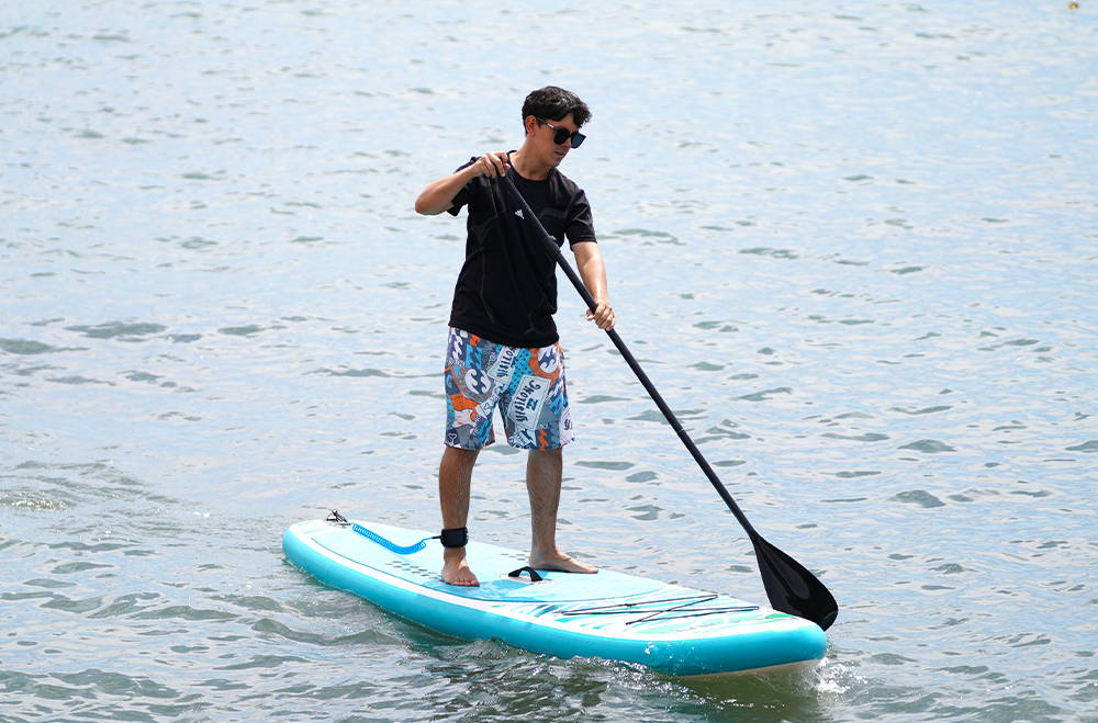 Enjoy the fun of water by using Feath-r-lite stand up paddle board