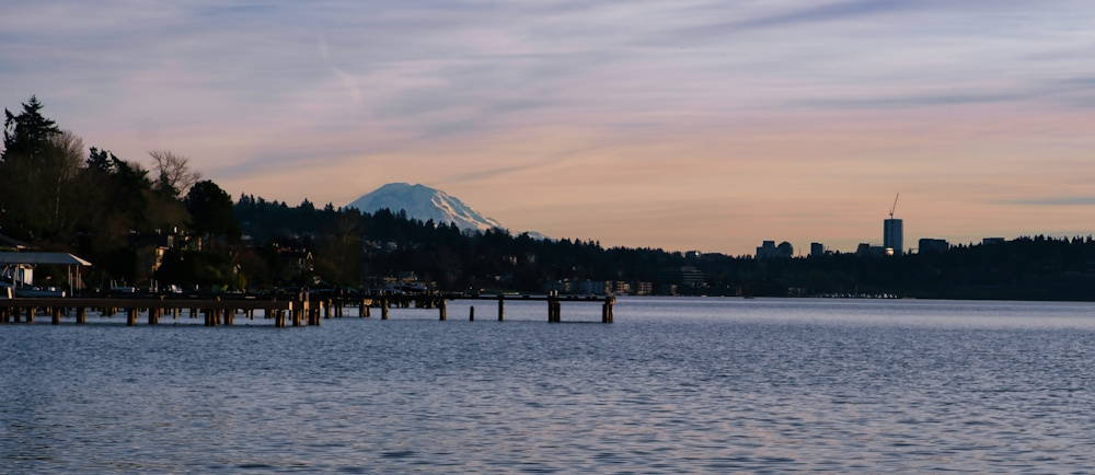 Photo by Henry Fraczek on Unsplash of lake Washington