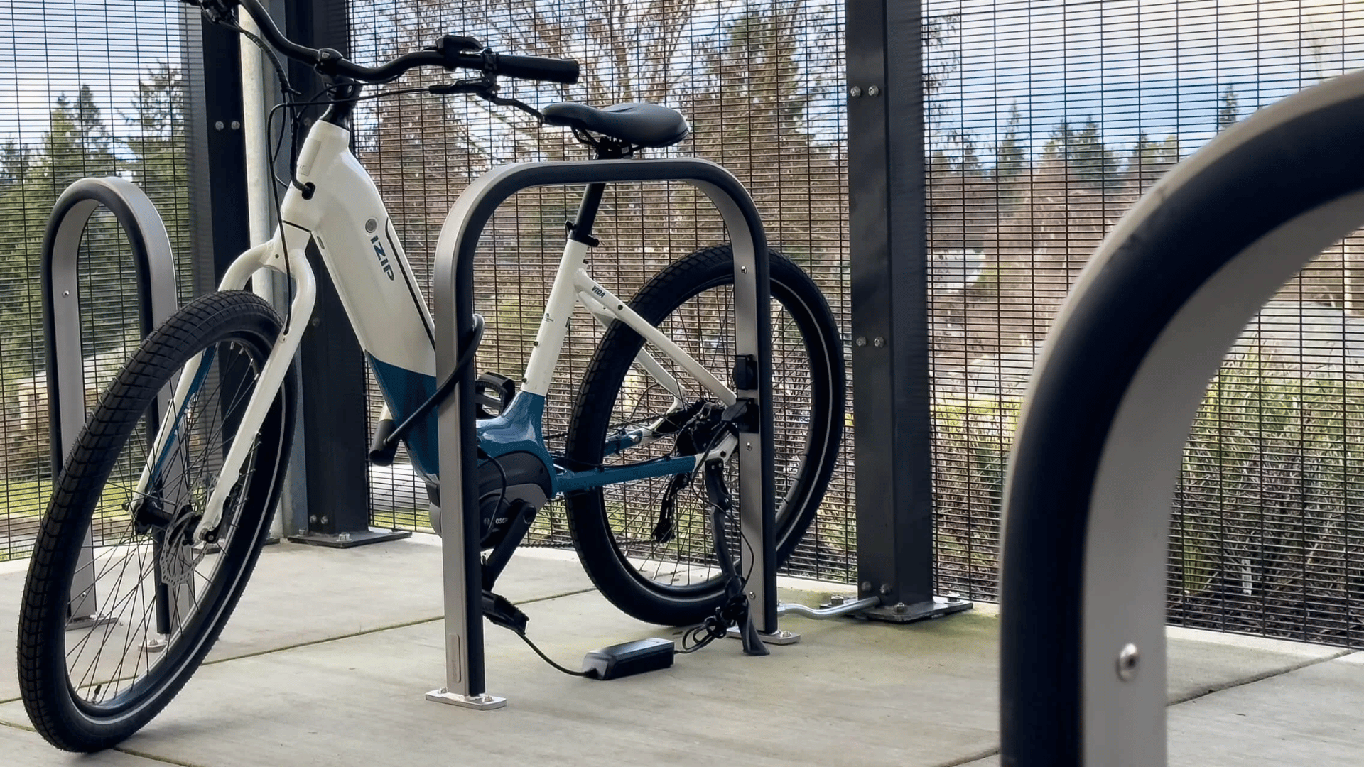 elektrische fiets geparkeerd bij station